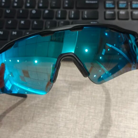 Oakley Sports Sunglasses - Picture 1 of 5